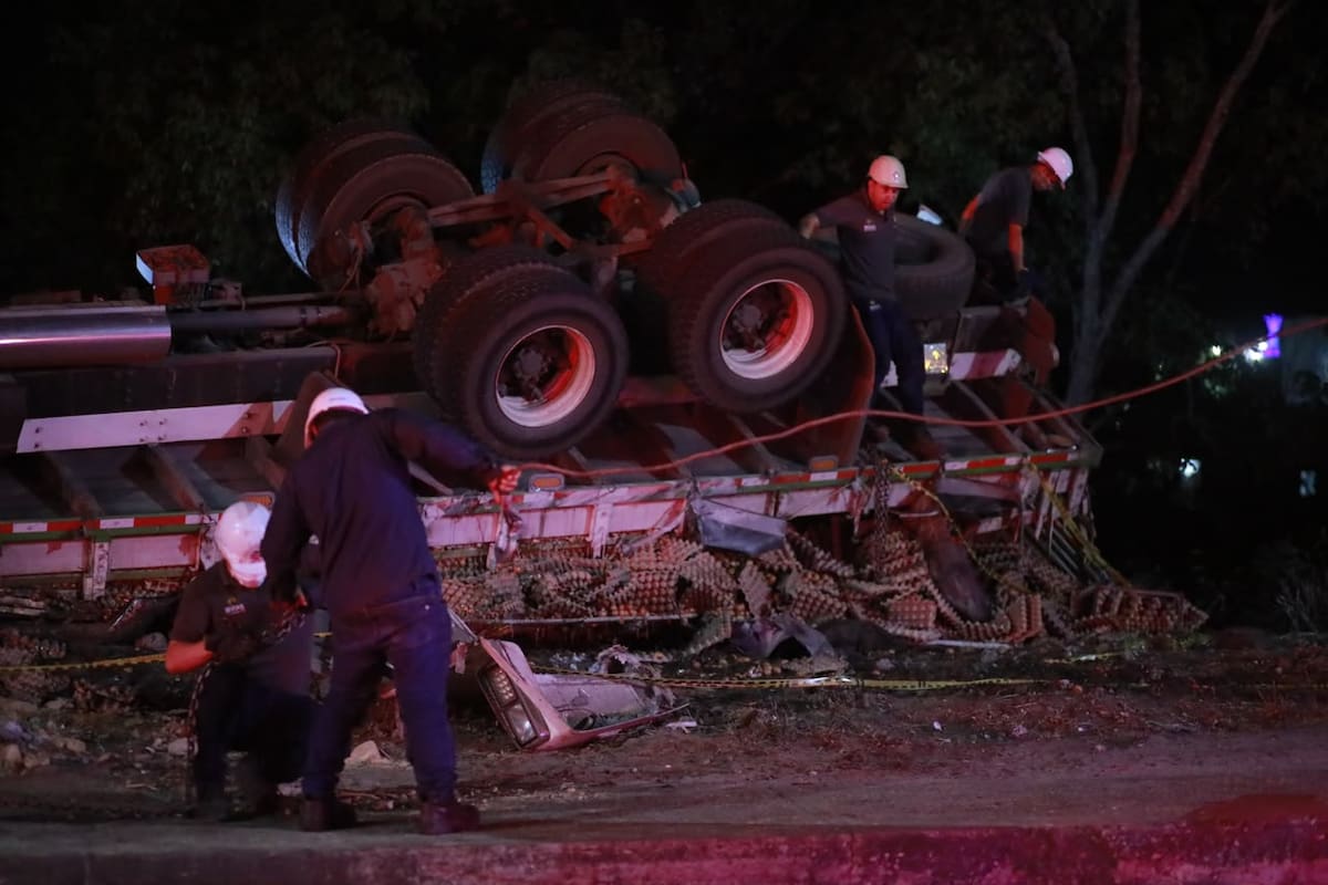 La tractomula de placas XVA-563, afiliada a Avícola El Guamito, terminó volcada sobre la vía tras el fuerte impacto.
Fotografías: Jaime Moreno/VANGUARDIA.