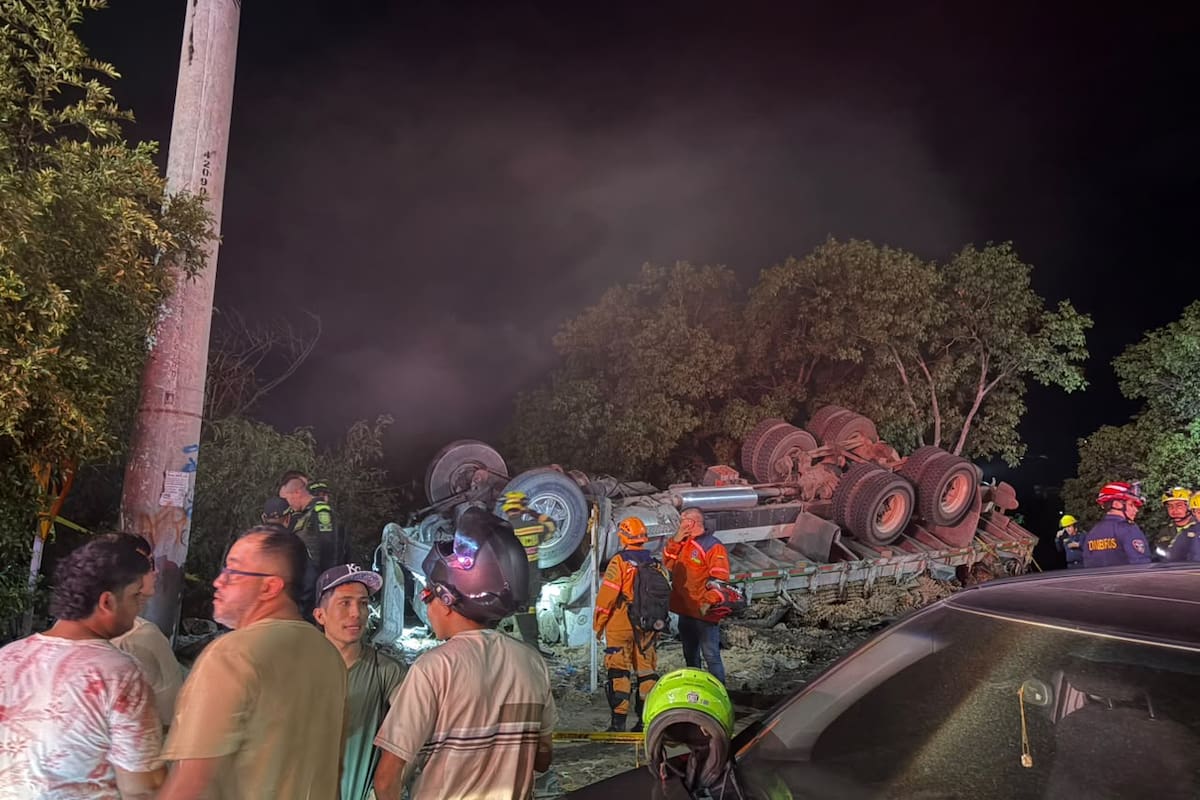 La tractomula habría quedado sin frenos y terminó arrollando varias motocicletas en la Puerta Grande de Girón.