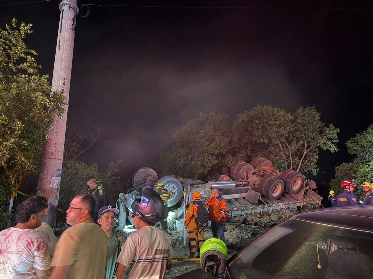 La tractomula habría quedado sin frenos y terminó arrollando varias motocicletas en la Puerta Grande de Girón.