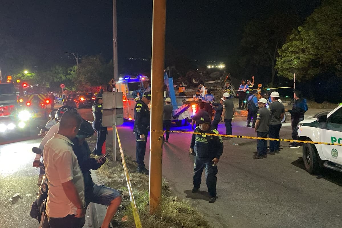 La tractomula que transportaba huevos terminó volcada sobre la vía luego de impactar contra un furgón y dos motocicletas.