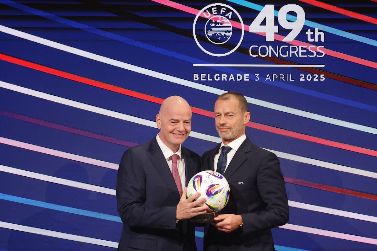 Los presidentes de FIFA Gianni Infantino (IZ) y de UEFA Aleksander Ceferin durante el Congreso de la UEFA en Belgrado el 3 de abril de 2025. (Belgrado) EFE/EPA/ANDREJ CUKIC
