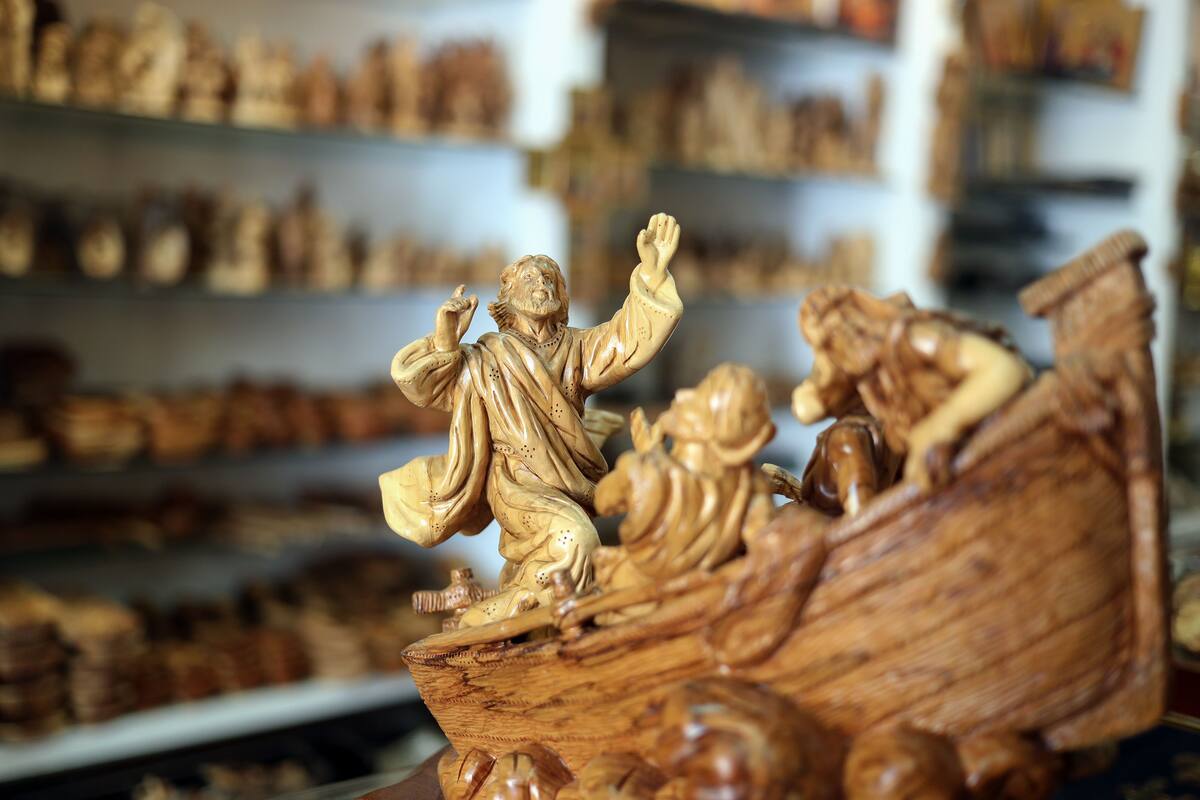*ACOMPAÑA CRÓNICA* BELÉN, 17/12/2024.- Esculturas religiosas hechas con madera de olivo se exhiben en una tienda a la que no llegan clientes, en la ciudad de Belén. Por segundo año consecutivo Belén, la ciudad más turística de Cisjordania, ofrece una imagen desoladora. Los vecinos evocan con nostalgia el árbol gigante de Navidad que solía iluminarla cada diciembre, un mes que atraía a más de un millón y medio de peregrinos y turistas. EFE/Alejandro Ernesto