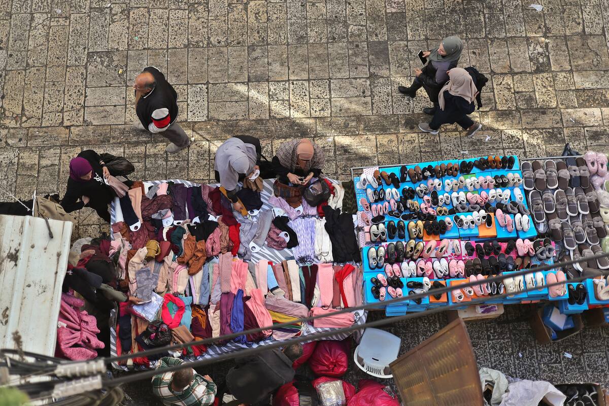 *ACOMPAÑA CRÓNICA* BELÉN, 17/12/2024.- Vista de un mercado callejero en la ciudad de Belén, en Cisjordania ocupada. Por segundo año consecutivo Belén, la ciudad más turística de Cisjordania, ofrece una imagen desoladora. Los vecinos evocan con nostalgia el árbol gigante de Navidad que solía iluminarla cada diciembre, un mes que atraía a más de un millón y medio de peregrinos y turistas. EFE/Alejandro Ernesto