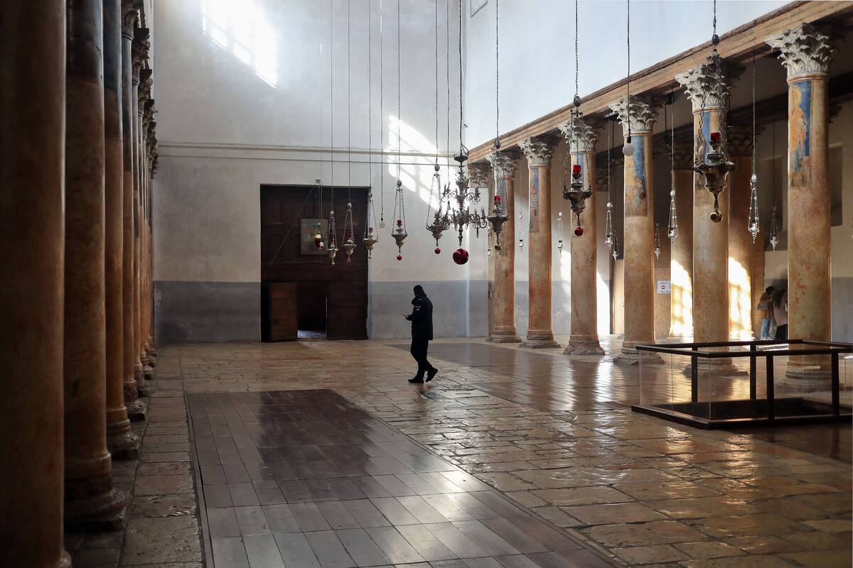 *ACOMPAÑA CRÓNICA* BELÉN, 17/12/2024.- Vista del interior de la iglesia de la Natividad, en Belén. Por segundo año consecutivo Belén, la ciudad más turística de Cisjordania, ofrece una imagen desoladora. Los vecinos evocan con nostalgia el árbol gigante de Navidad que solía iluminarla cada diciembre, un mes que atraía a más de un millón y medio de peregrinos y turistas. EFE/Alejandro Ernesto