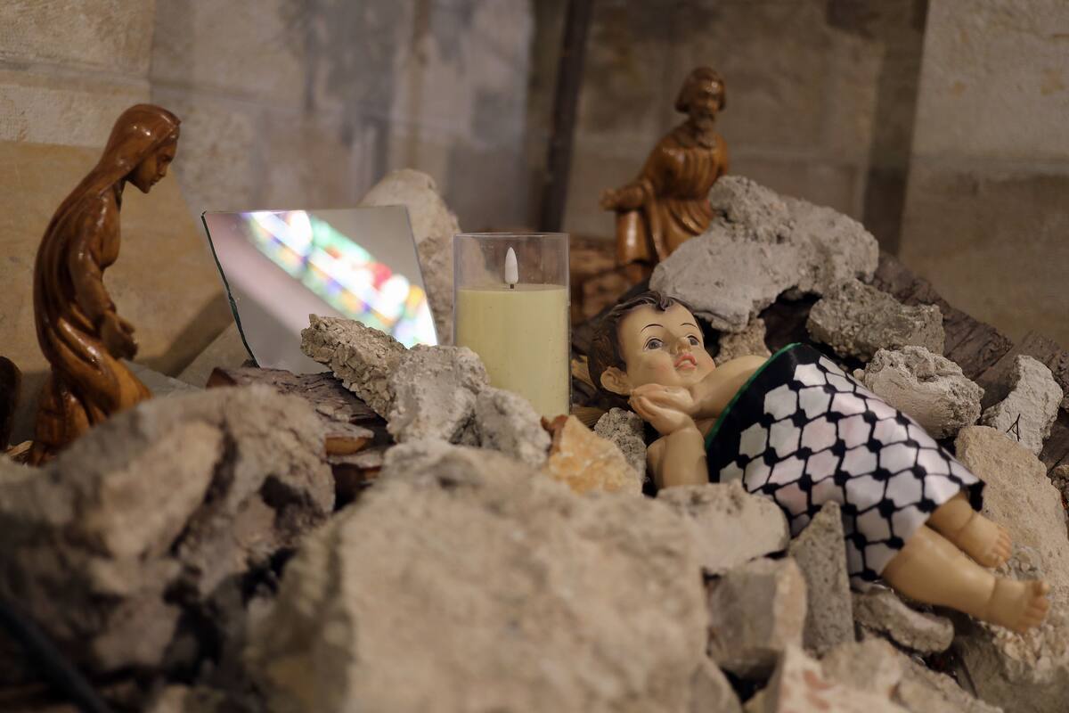 *ACOMPAÑA CRÓNICA* BELÉN, 17/12/2024.- Un nacimiento con una figura del niño Jesús envuelto en una kufiya (pañuelo palestino) y rodeado de escombros en la Iglesia Evangélica Luterana de Belén. Por segundo año consecutivo Belén, la ciudad más turística de Cisjordania, ofrece una imagen desoladora. Los vecinos evocan con nostalgia el árbol gigante de Navidad que solía iluminarla cada diciembre, un mes que atraía a más de un millón y medio de peregrinos y turistas. EFE/Alejandro Ernesto