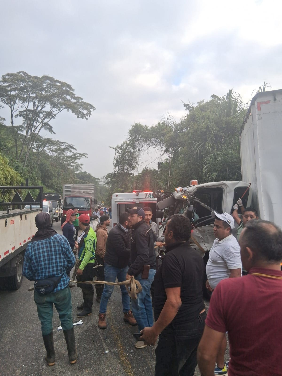 La vía permanece cerrada mientras las autoridades adelantan la atención del accidente.