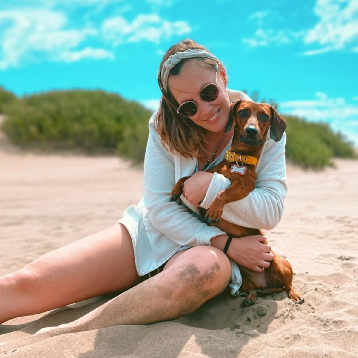 La víctima Leticia Lembi junto a Donna, su perrita.