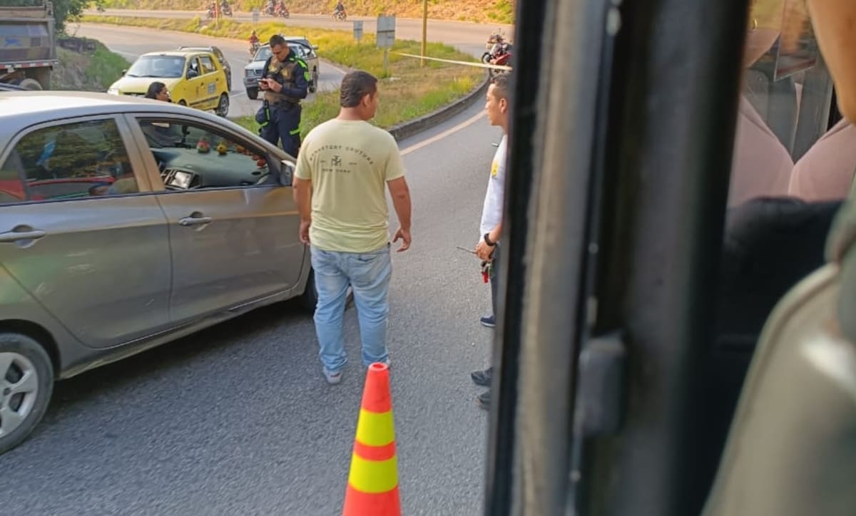 La víctima quedó sin vida al interior de un Kia Picanto tras un ataque armado.