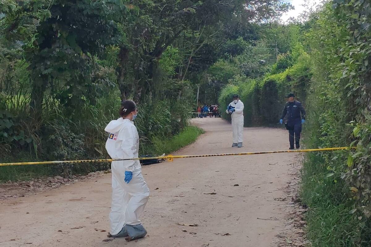 La víctima quedó tendida en una vía destapada de la vereda El Guamo, en Piedecuesta.
Fotografías: Marco Valencia/VANGUARDIA.