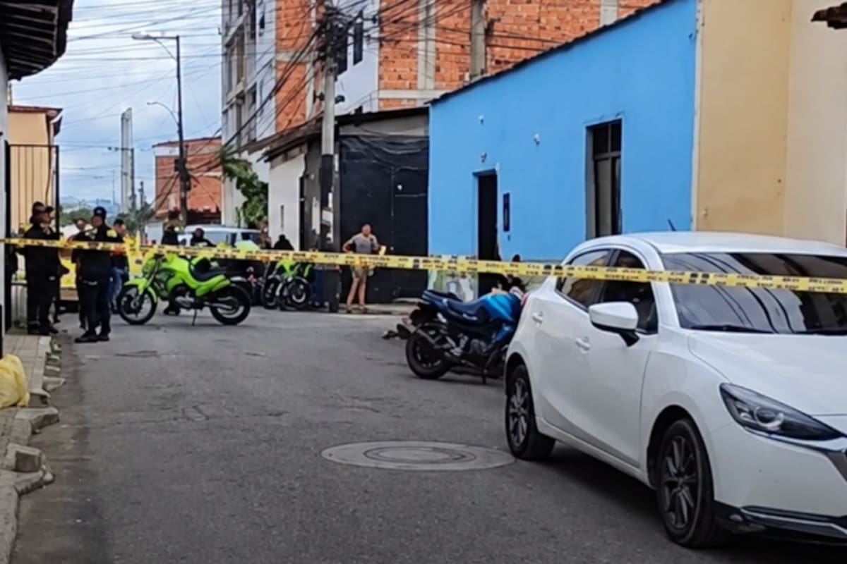 La víctima recibió dos impactos de bala en el tórax y fue trasladada al Hospital Universitario de Santander, donde falleció.
