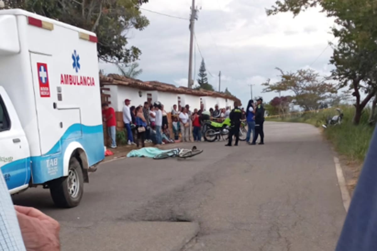 La víctima se desplazaba en bicicleta cuando fue embestida por un vehículo, falleciendo en el lugar.