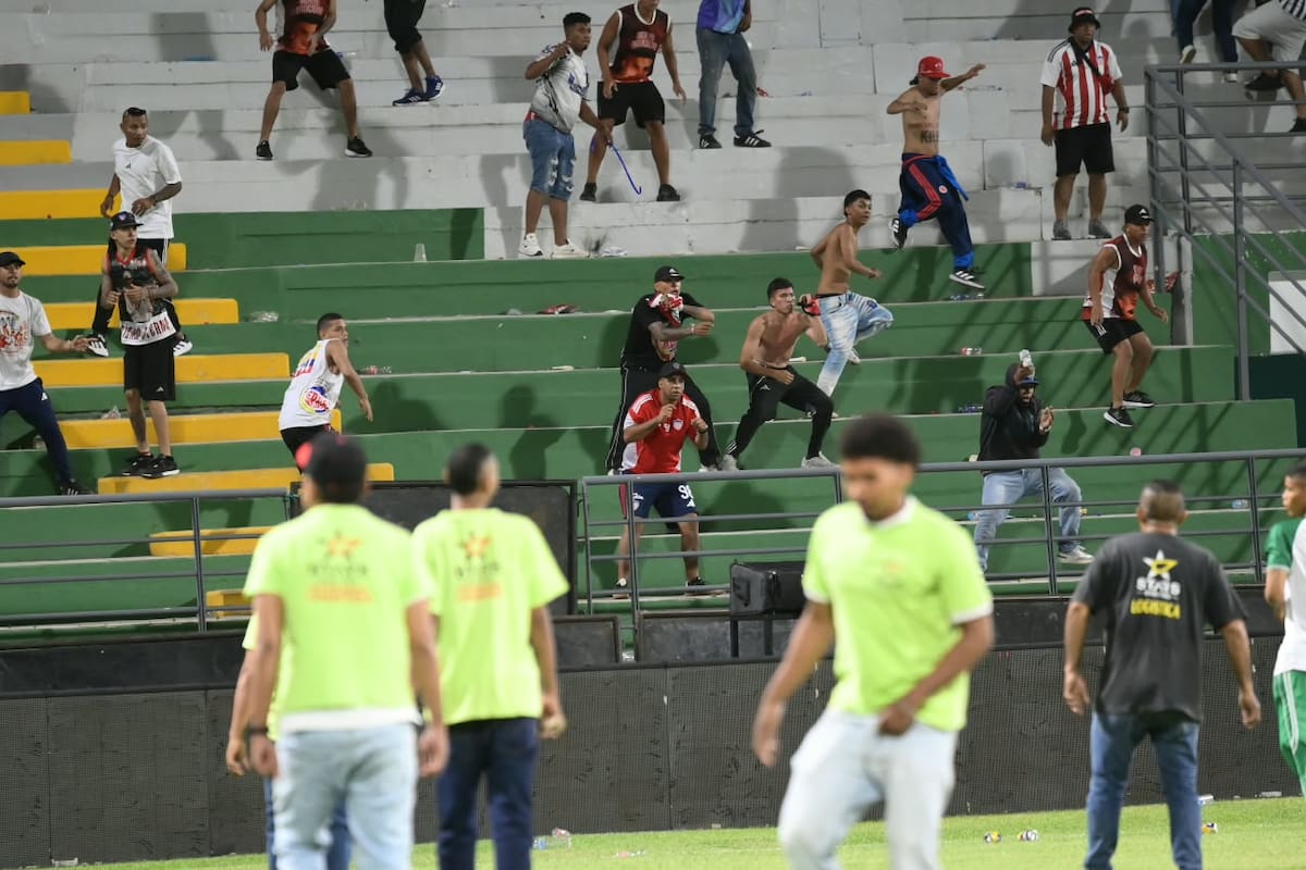 La violencia sigue golpeando al fútbol colombiano, hinchas del Junior protagonizaron disturbios en Valledupar. Foto: Colprensa/Richard Dangond