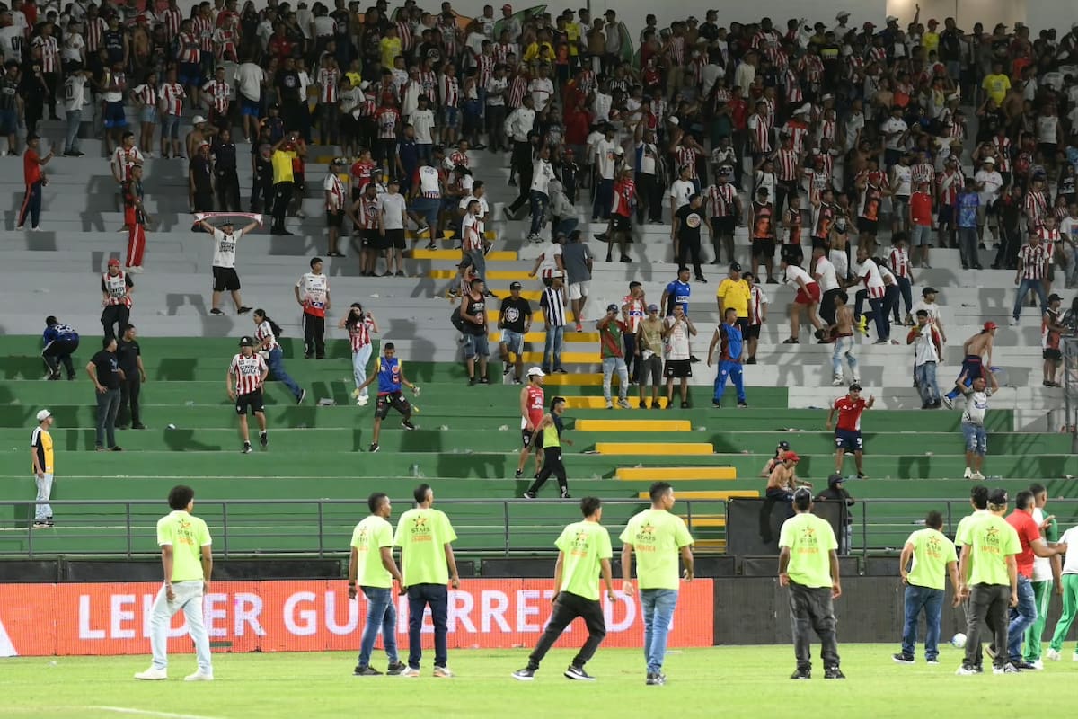 La violencia sigue golpeando al fútbol colombiano, hinchas del Junior protagonizaron disturbios en Valledupar. Foto: Colprensa/Richard Dangond