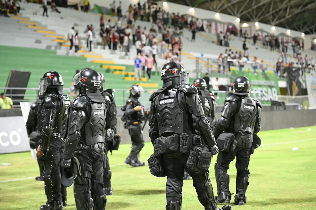La violencia sigue golpeando al fútbol colombiano, hinchas del Junior protagonizaron disturbios en Valledupar. Foto: Colprensa/Richard Dangond