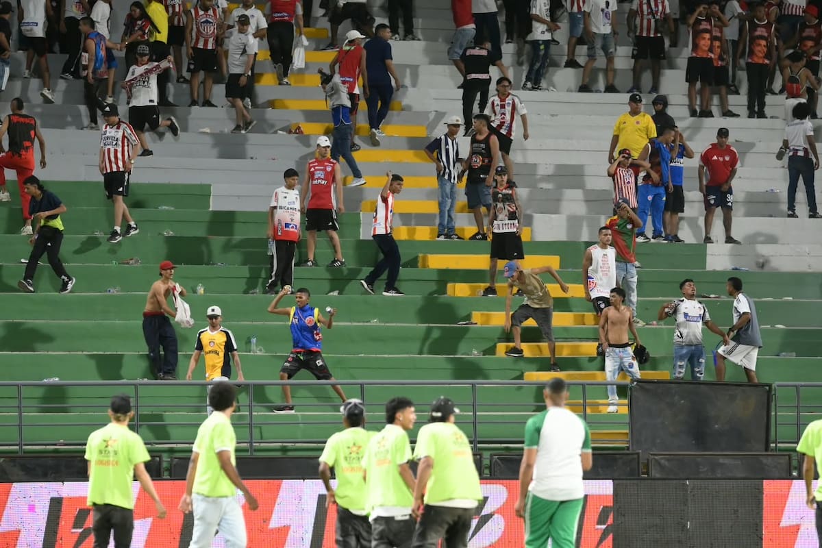La violencia sigue golpeando al fútbol colombiano, hinchas del Junior protagonizaron disturbios en Valledupar. Foto: Colprensa/Richard Dangond