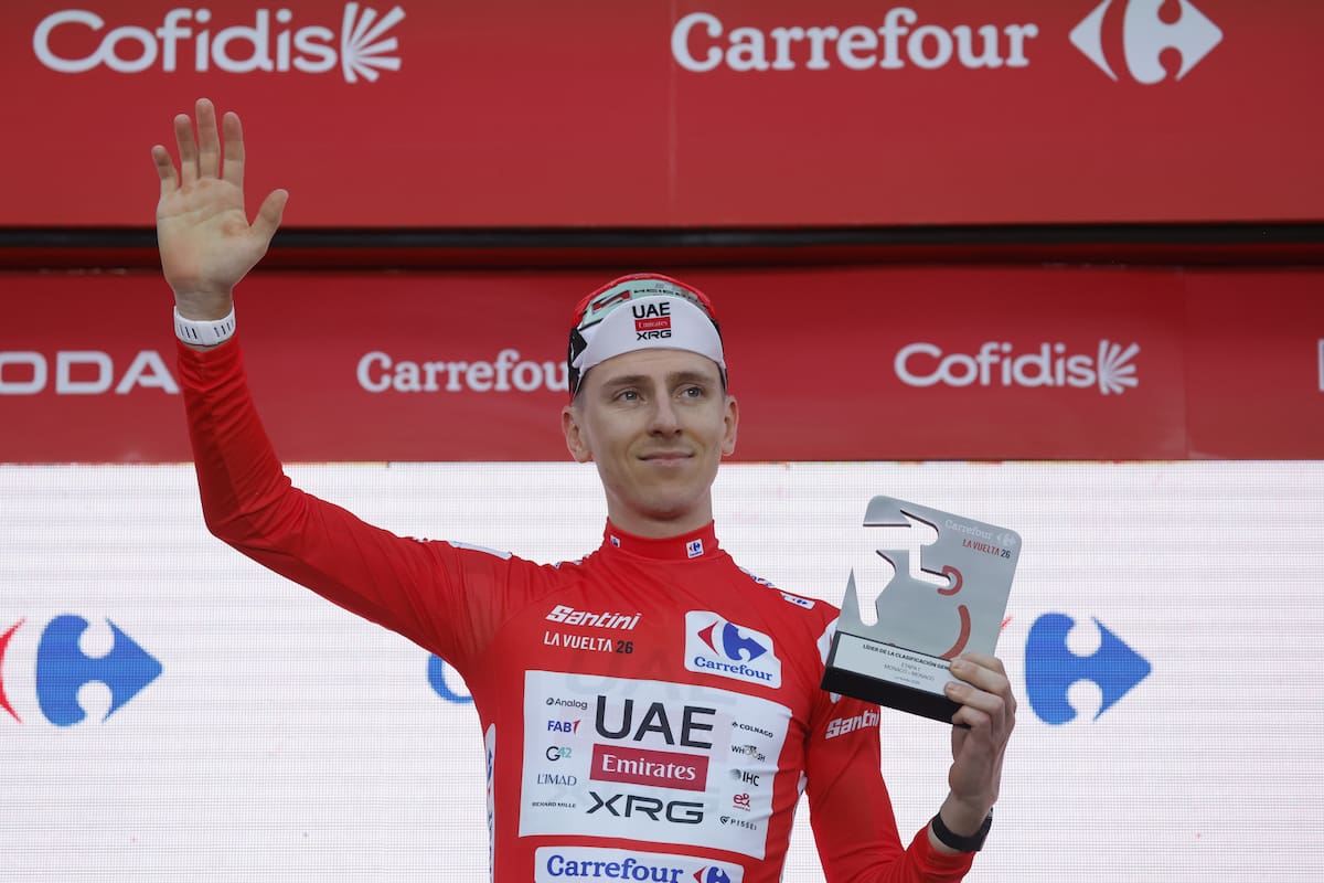 MONACO (Monaco), 22/08/2026.- Slovenian rider Tadej Pogacar of team UAE Team Emirates XRG, wearing the overall leader's red jersey, poses on the podium after the 1st stage of the La Vuelta a Espana cycling tour, an individual time trial (ITT) over 9.4km in Monaco, 22 August 2026. (Ciclismo) EFE/EPA/SEBASTIEN NOGIER