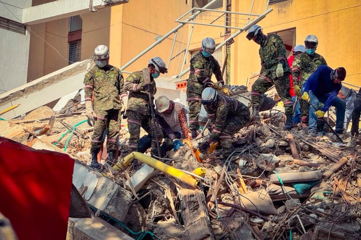 Soldados del Ejército Nacional de Colombia vienen apoyando las labores de búsqueda y rescate de sobrevivientes, tras el devastador terremoto de magnitud 7,4 que azotó este lunes al país. // Colprensa.