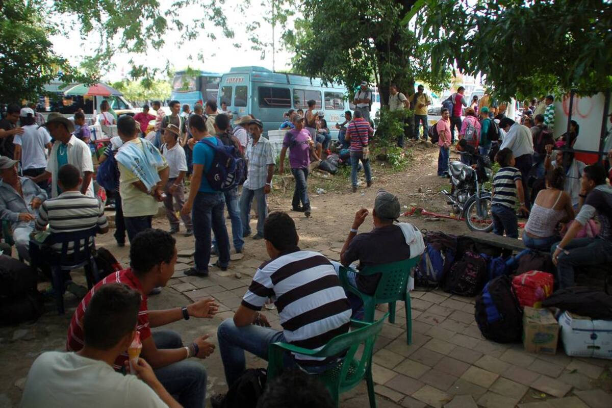 Desde la sede nacional de la USO, ubicada en Barrancabermeja, miles de campesinos y mineros del sur de Bolívar (especialmente de Yondó, Cantagallo y Barrancabermeja) partieron en buses hacia Bucaramanga, donde hoy marcharán junto a labriegos del Nororiente Colombiano. (Foto: Edgar Pernett/VANGUARDIA LIBERAL)