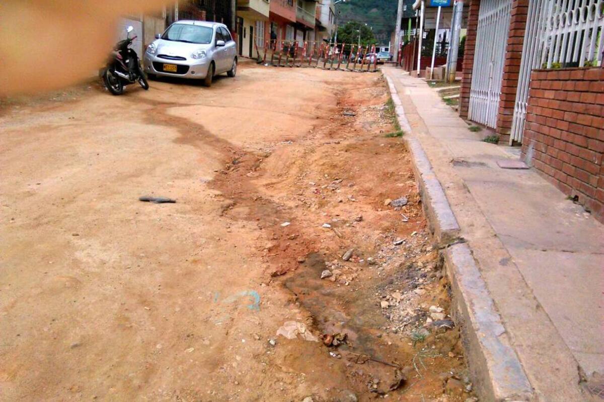 Los residentes del barrio La Cumbre manifiestan que han sido perjudicado con la falta de arreglos de la calzada que prometió Metrolínea. (Foto: Suministrada por Antonio Ariza / VANGUARDIA LIBERAL)