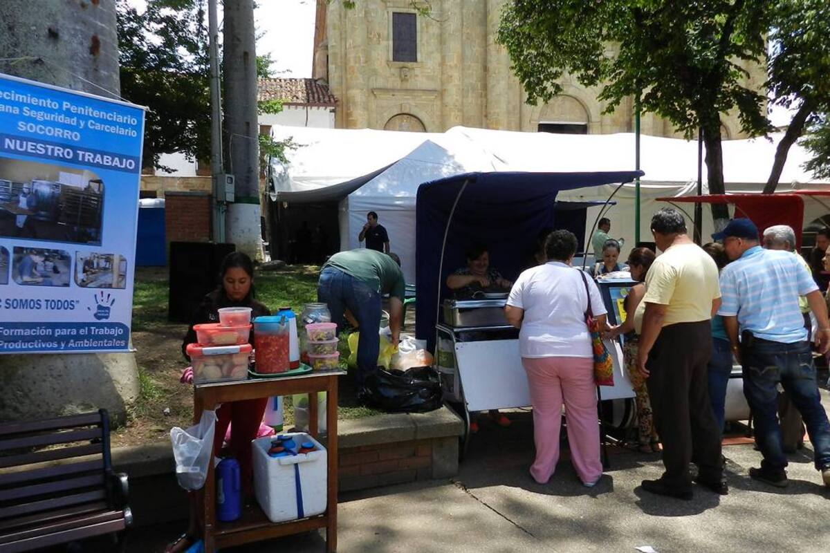 Una vez al año, los directivos, guardianes y personal administrativo del centro penitenciario de Berlín en el Socorro, realizan un festival gastronómico con miras a recolectar fondos para la celebración de la fiesta de las mercedes, que este año, no será un solo día sino una semana. (Foto: Luis Fernando Martínez Vargas/VANGUARDIA LIBERAL)