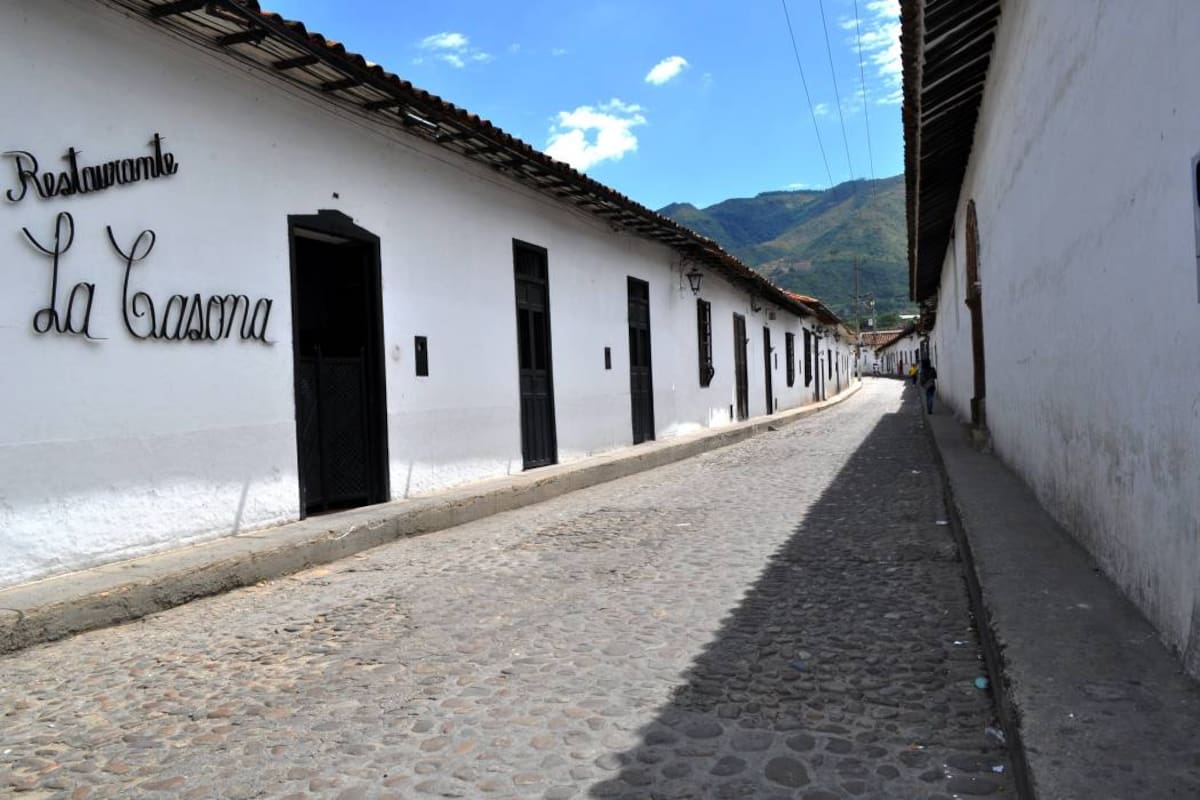 Ubicado en el marco de la Plazuela de las Nieves, La Casona Restaurante, es uno de los sitios más exclusivos y tradicionales de la Villa de Los Caballeros de San Juan de Girón. (Foto: Suministrada/VANGUARDIA LIBERAL)
