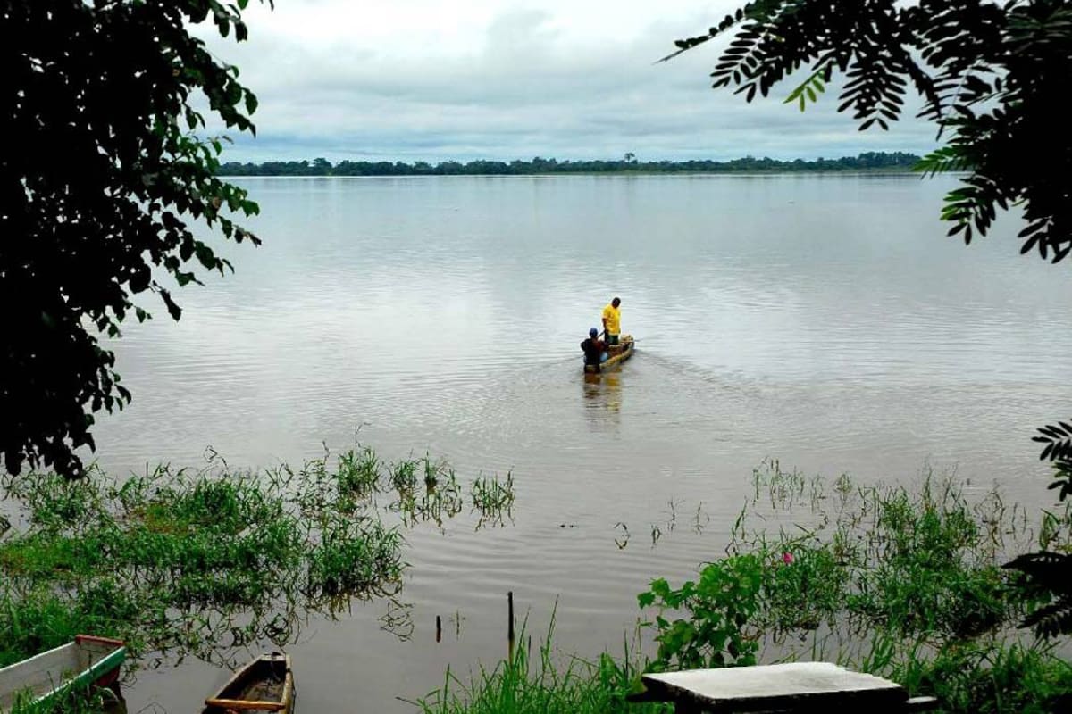 Según un estudio del Ministerio de Ambiente, en Colombia corren 2.229 kilómetros cúbicos de agua al año. Barrancabermeja se une a esta bonanza de agua con varios afluentes importantes como la Ciénaga San Silvestre, fuente de abastecimiento, que amenaza con una inminente disminución de sus niveles, que podría desencadenar en una sequía. Sin embargo, las alarmas aún no se encienden y la empresa de acueducto dice que sí hay que empezar a ahorrar, pero que aún no se ha definido un racionamiento. (Foto: Edgar Pernett/VANGUARDIA LIBERAL)