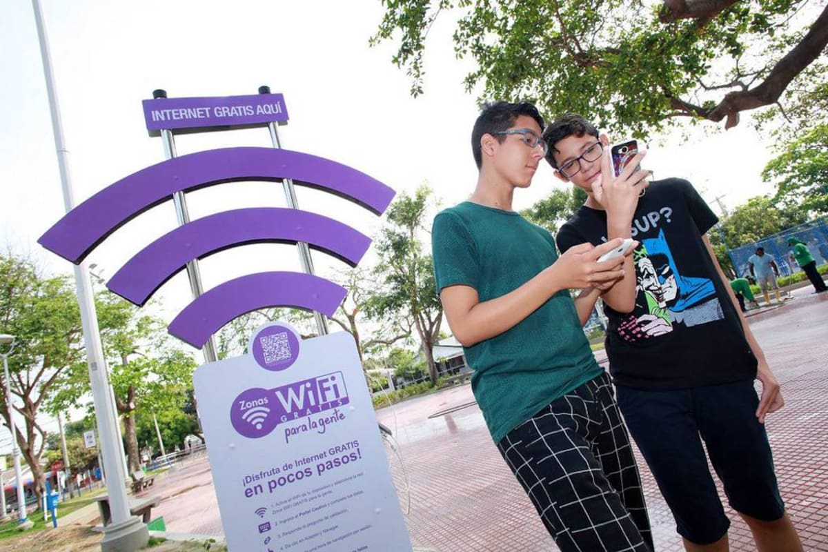 Hoy ya están operando cuatro zonas wifi de las 54 que se habilitarán en la ciudad. El costo mensual de cada uno de estos puntos de conexión a Internet promedia los $3 millones. (Foto: Suministrada /VANGUARDIA LIBERAL)