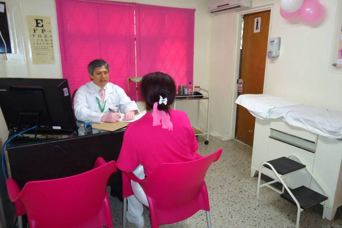 Un nuevo ‘Consultorio Rosado’ se inauguró en la Quinta Brigada del Ejército de Bucaramanga, completando así ocho de estos espacios diseñados para la detección temprana del cáncer de mama. (Foto: / VANGUARDIA LIBERAL)