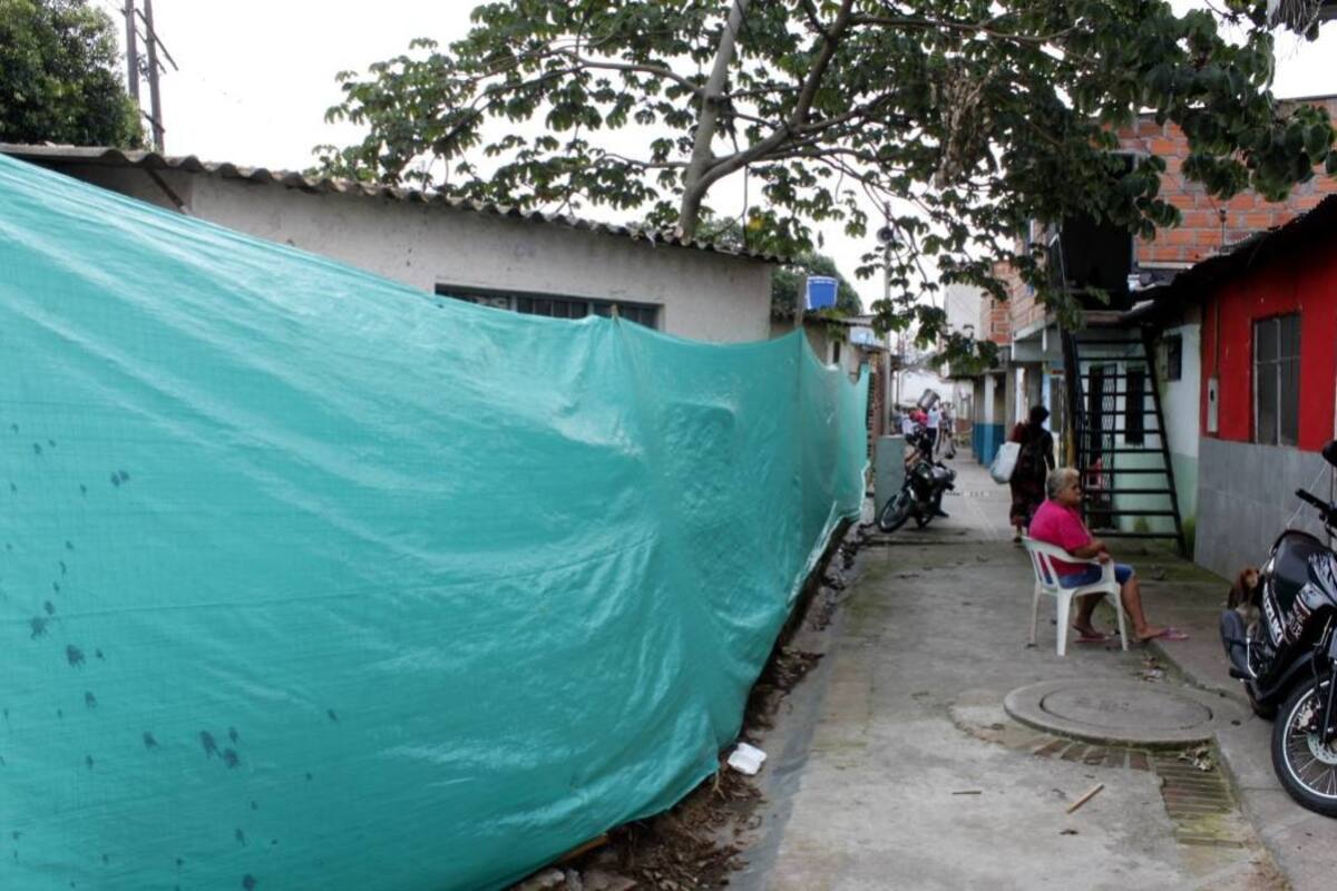 El paso peatonal fue habilitado luego del colapso de la estructura. Sin embargo, los vecinos del sector aseguran que el muro ayuda a la seguridad del sector. (Foto: Jaime del Río / VANGUARDIA LIBERAL )