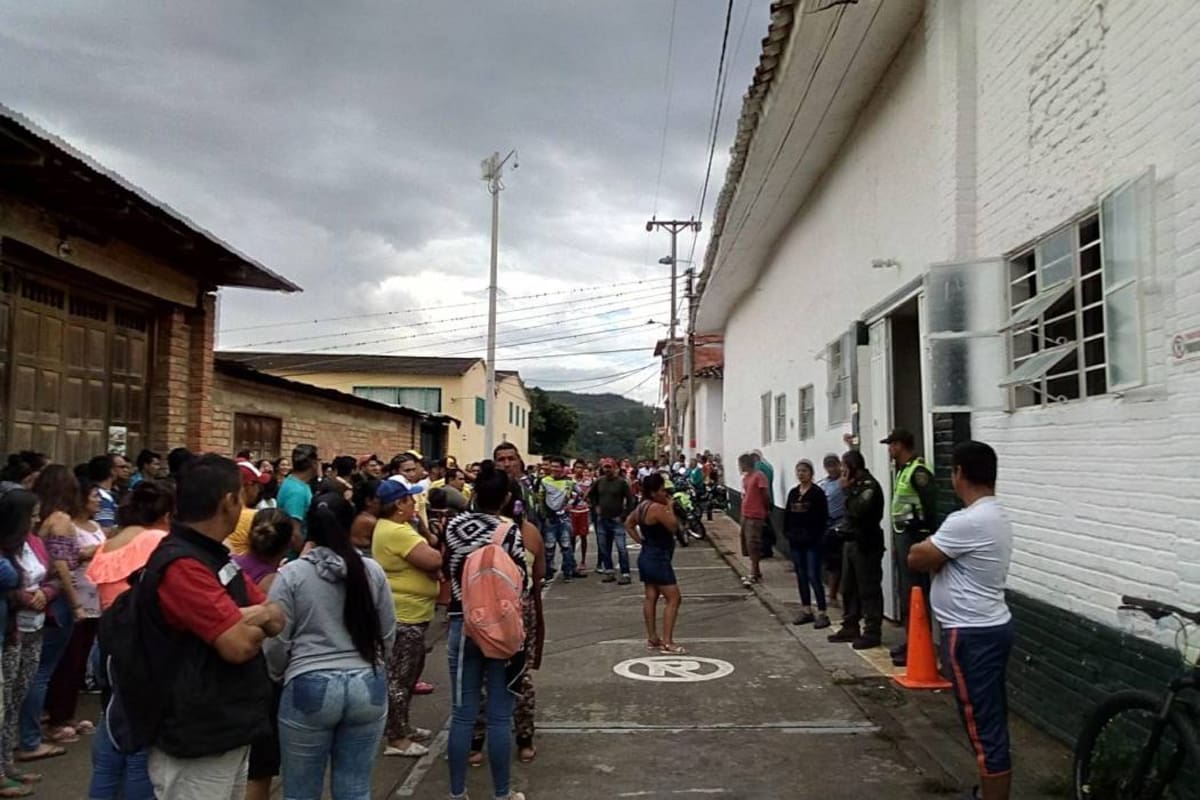 Cientos de habitantes de Curití se agolparon a las afueras del hospital del municipio con el fin de linchar al acusado. (Foto: Suministrada Cristian Beltrán/VANGUARDIA LIBERAL)