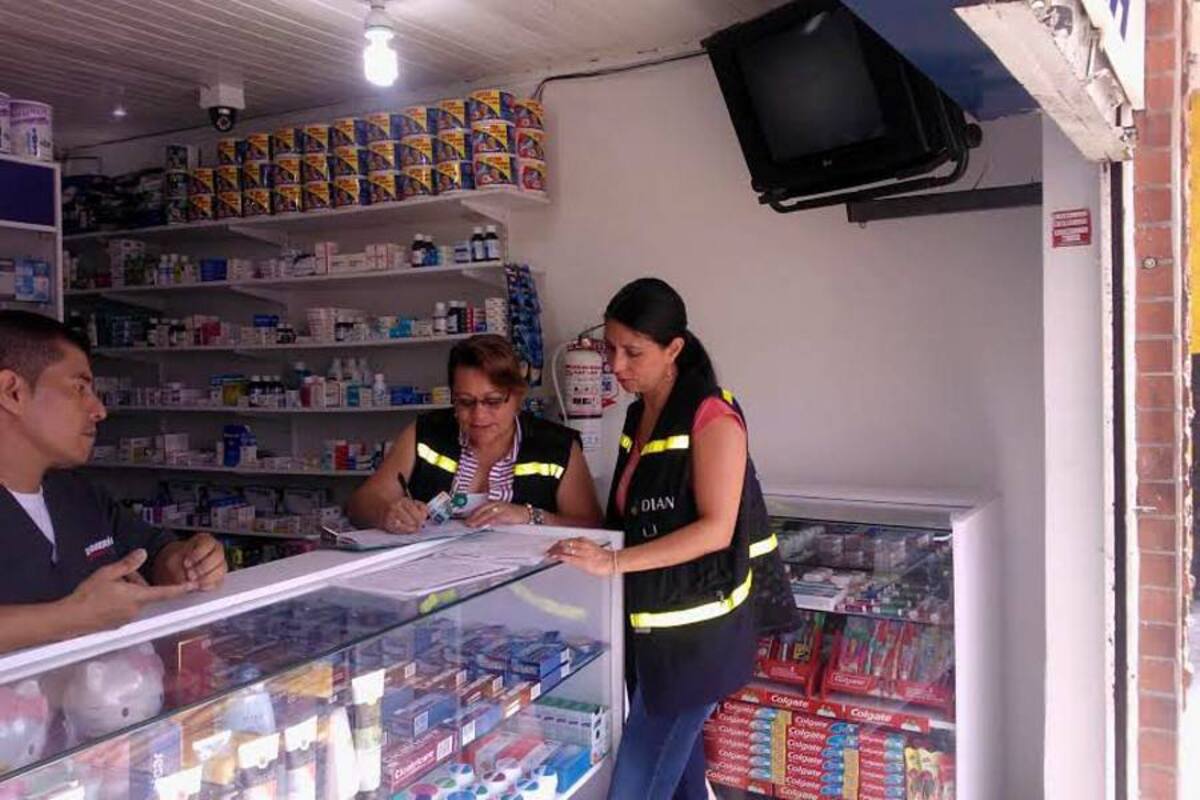 Funcionarios de la Dian visitan los establecimientos comerciales para revisar que se esté cumpliendo con la normativa. Las jornadas se cumplirán en los municipios veleños con “Santander Cabal”. (Foto: Suministrada/VANGUARDIA LIBERAL )