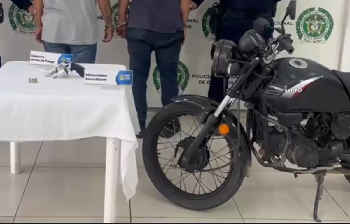 Un arma y una motocicleta fue incautada por la Policía.
Foto: cortesía.