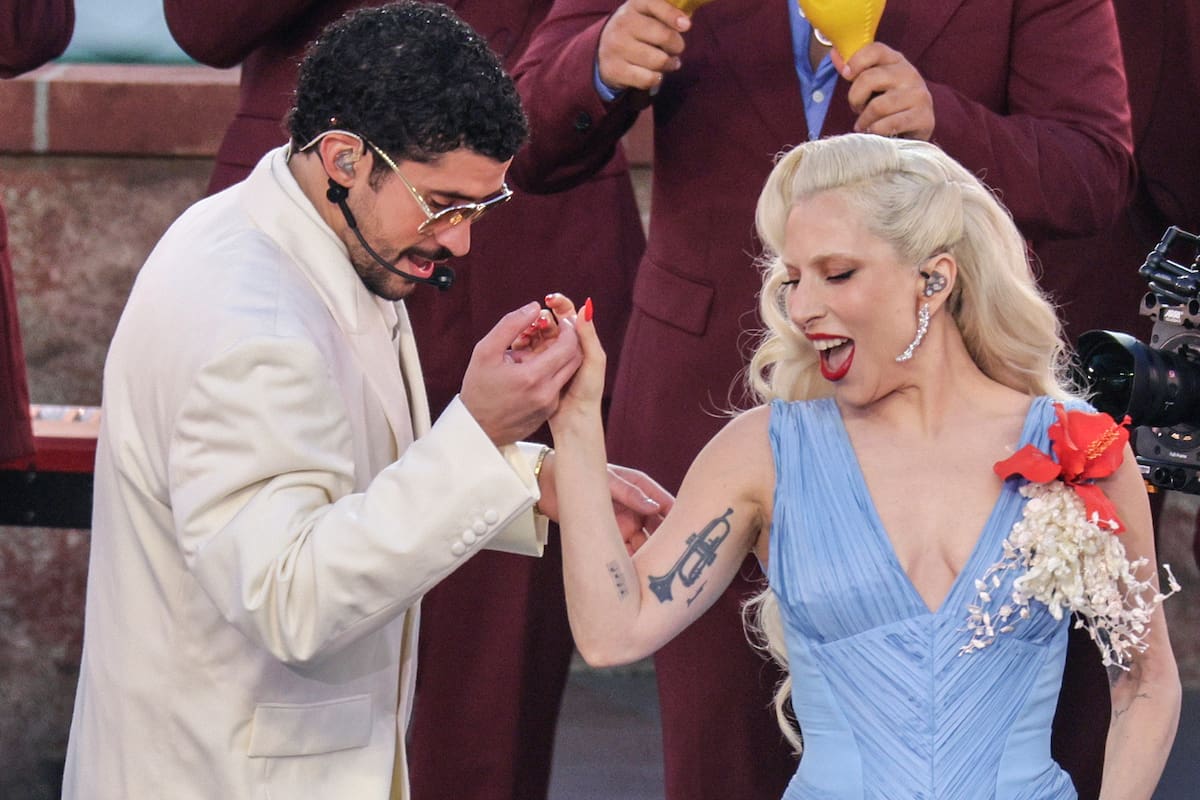 Bad Bunny (izquierda) y Lady Gaga actúan durante el espectáculo del descanso de la Super Bowl LX de Apple Music en el Levi's Stadium de Santa Clara, California. EFE/Chris Torres