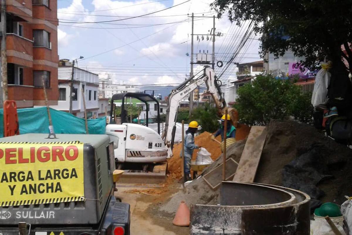 En la carrera 40 con calle 34 se adelantan trabajos de reposición de las redes del alcantarillado. (Foto: Foto suministrada / VANGUARDIA LIBERAL)