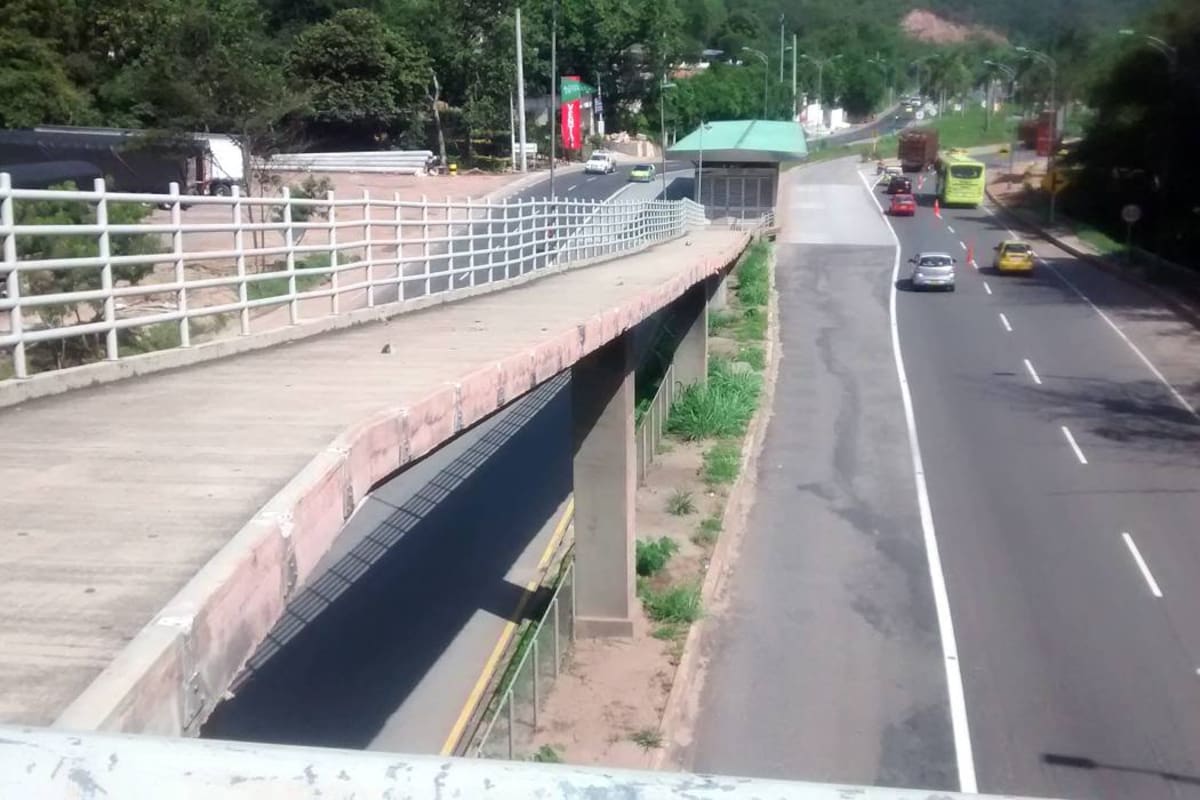 En la actualidad la estación Palmichal está abandonada, no tiene barandas de protección y ha sido blanco de los vándalos. (Foto: Ángela Castro Ariza/VANGUARDIA LIBERAL)