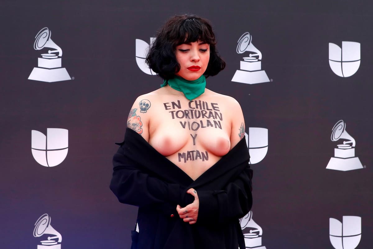 Mon Laferte, con el torso desnudo, denunció en los Latin Grammy que en Chile “torturan, violan y matan” (Foto: EFE)