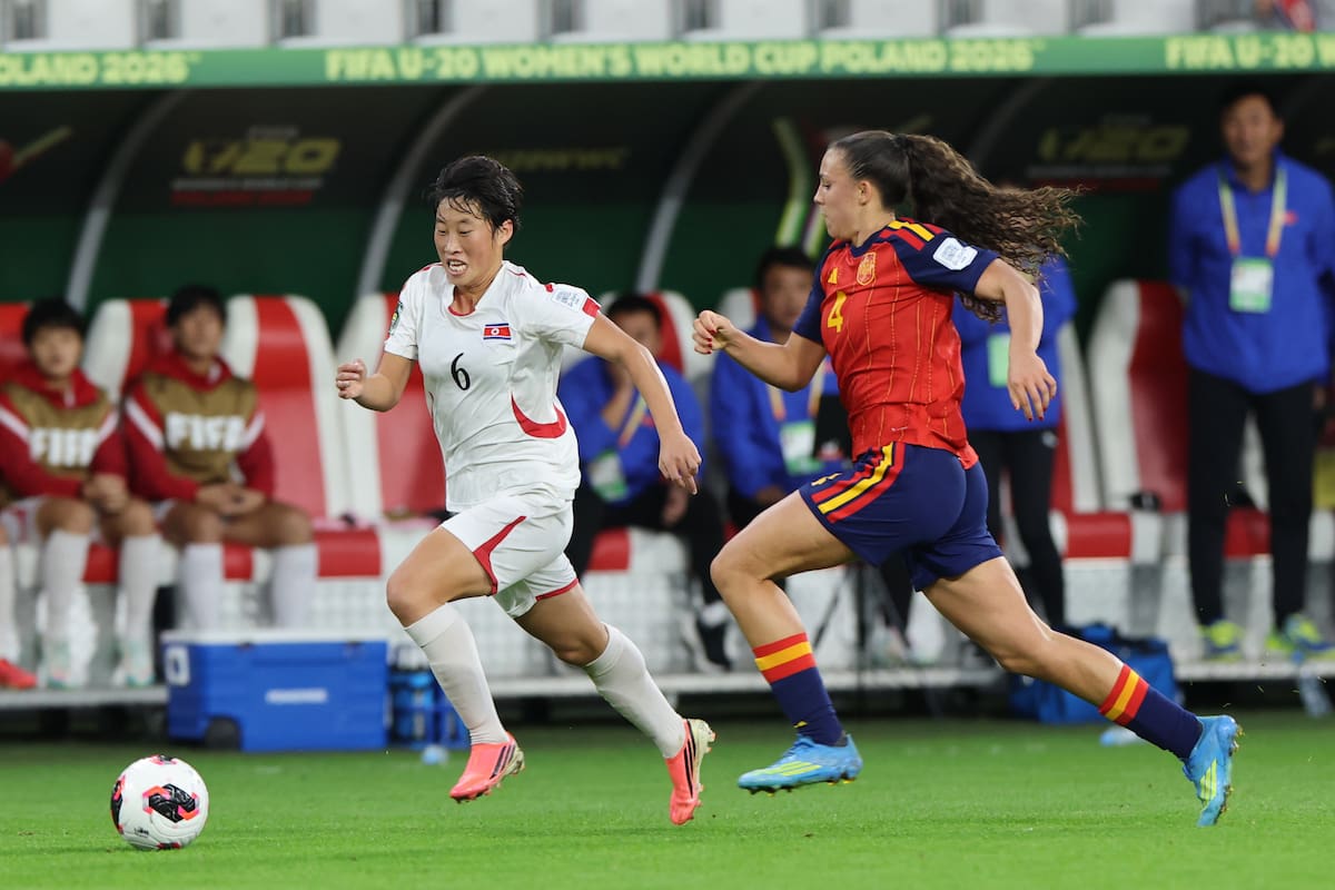 La española Silvia Cristobal (d) y la norcoreana Pak Ok-I (I) durante la final del mundial sub-20 en categoría femenina que se ha disputado en Lodz, Polonia. EFE/EPA/MARIAN ZUBRZYCKI POLAND OUT