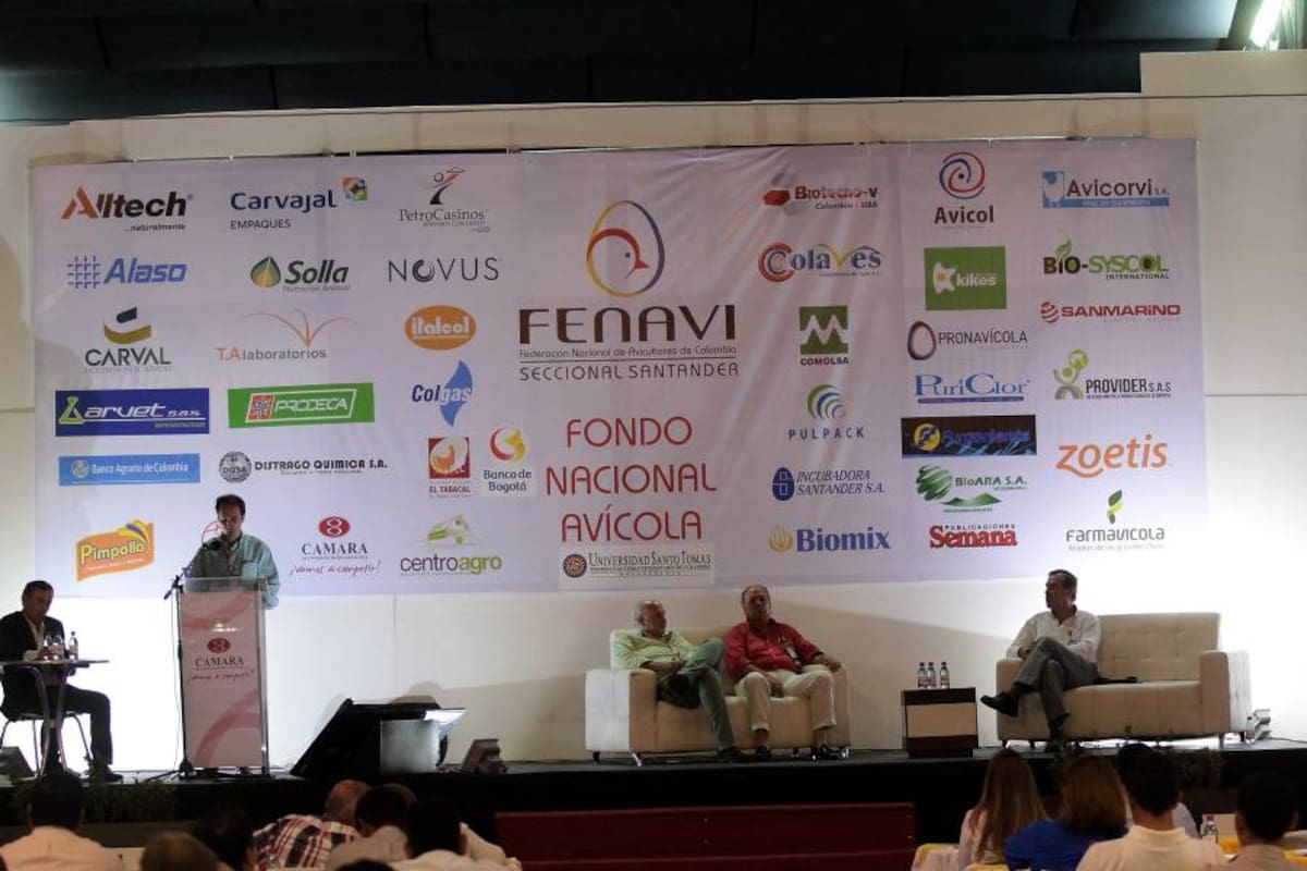Los industriales más importantes de Santander estuvieron en el panel de empresarios dentro del Seminario Avícola Regional de Fenavi. Participaron: Jorge Alberto Quintero Serrano (presidente junta de Fenavi), Alfredo Acebedo Silva (El Guamito), William Serrano Pinto (Avidesa Mcpollo), Juan Fernando Uribe (Distraves) y Juan Felipe Montoya (Incubadora Santander). (Foto: Javier Gutiérrez/VANGUARDIA LIBERAL)