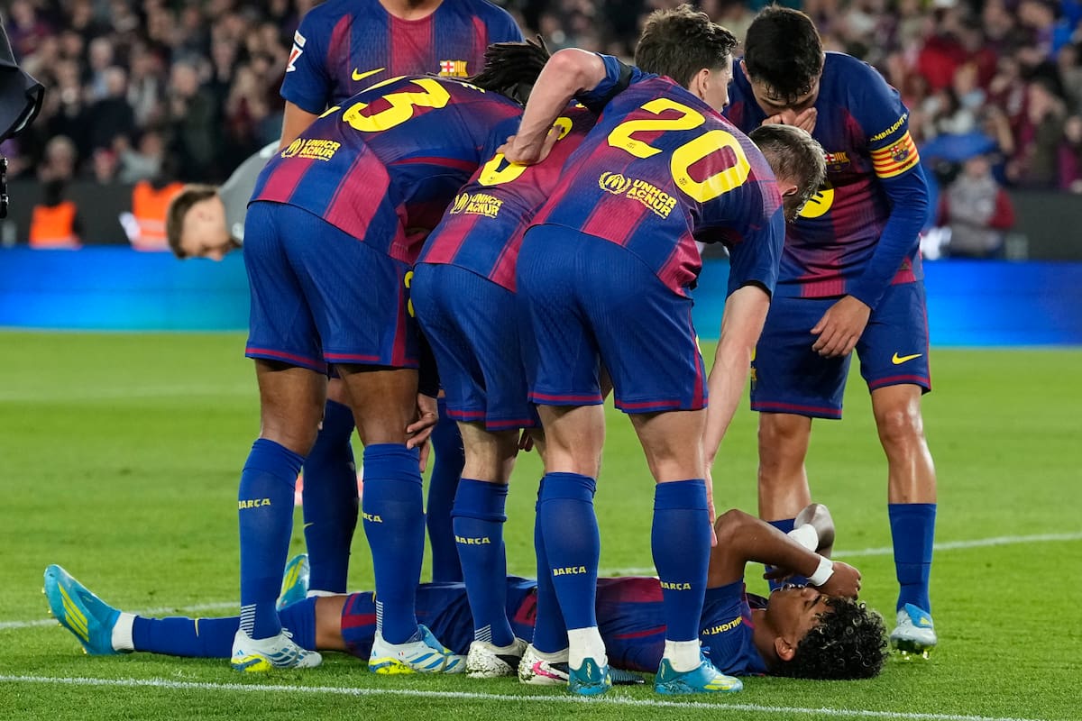 El delantero del FC Barcelona Lamine Yamal, en el momento de lesionarse durante el partido de la jornada 33 de LaLiga ante el Celta de Vigo. EFE/Enric Fontcuberta