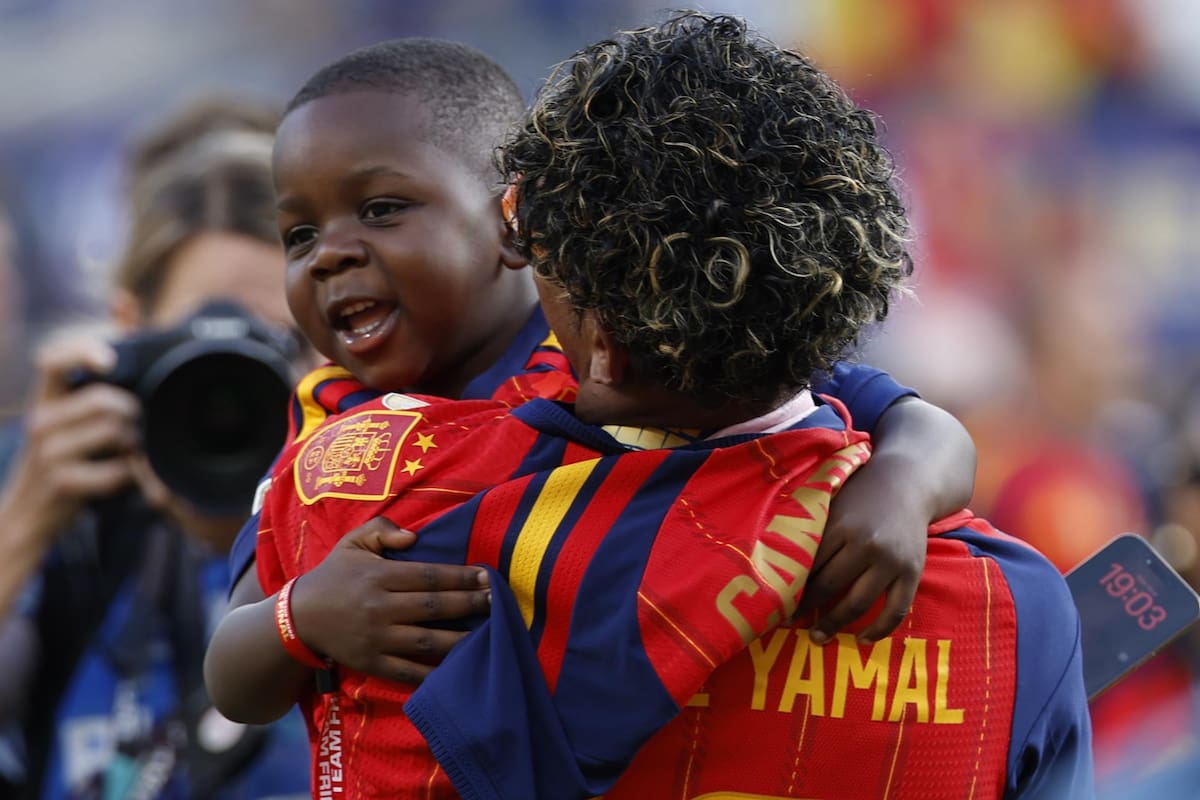 Lamine Yamal protagonizó una de las imágenes más emotivas al abrazar a su hermano Keyne tras la final del Mundial. /FOTO: EFE