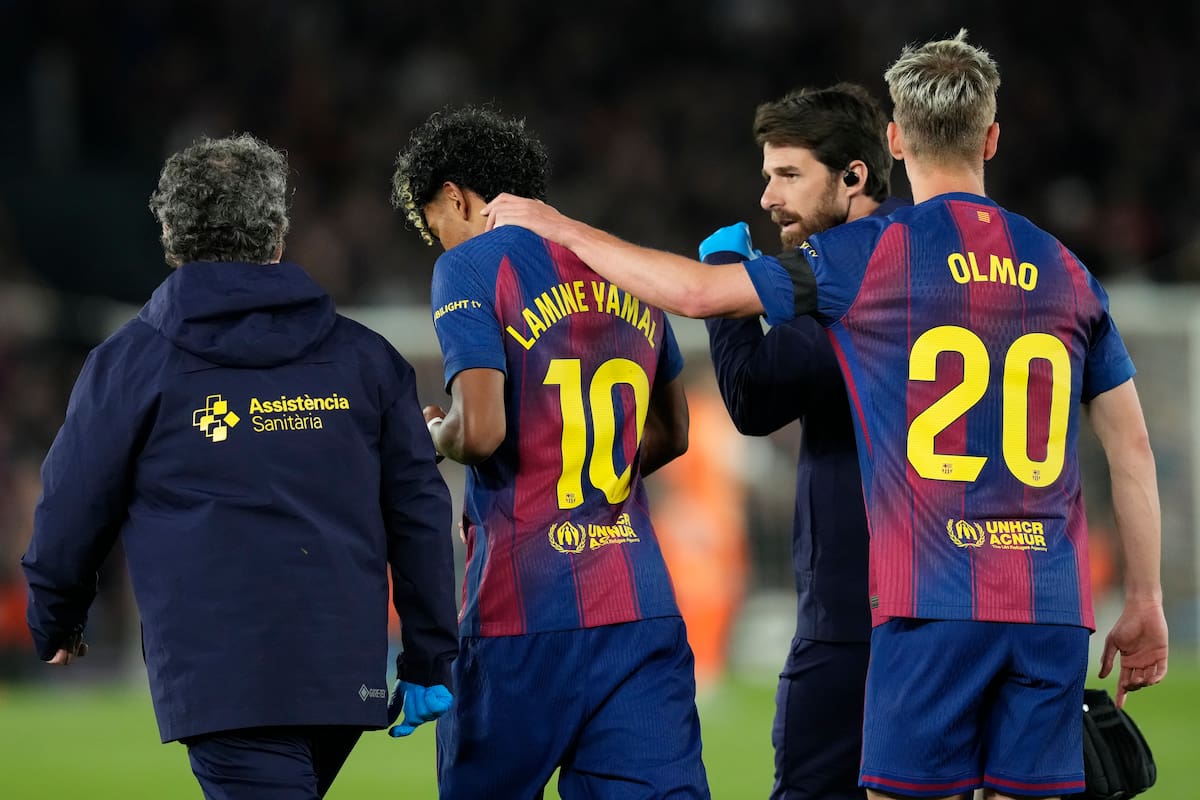 El delantero del FC Barcelona Lamine Yamal (2i) se retira lesionado durante el partido de la jornada 33 de LaLiga que FC Barcelona y Celta de Vigo disputan hoy miércoles en el Camp Nou. EFE/Enric Fontcuberta