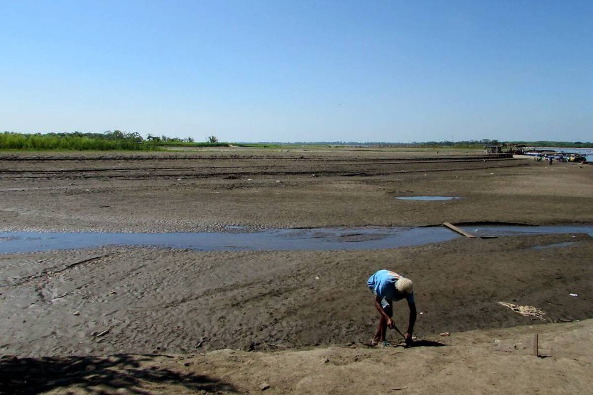 Los pescadores atraviesan decenas de metros a pie con la sequía, los mismos tramos que antes estaban cubiertos por el cauce del río Magdalena. Los areneros son los que por ahora aprovechan para extraer este material. Así luce el río a la altura de Barrancabermeja. (Foto: Leidy Flórez/ VANGUARDIA LIBERAL)