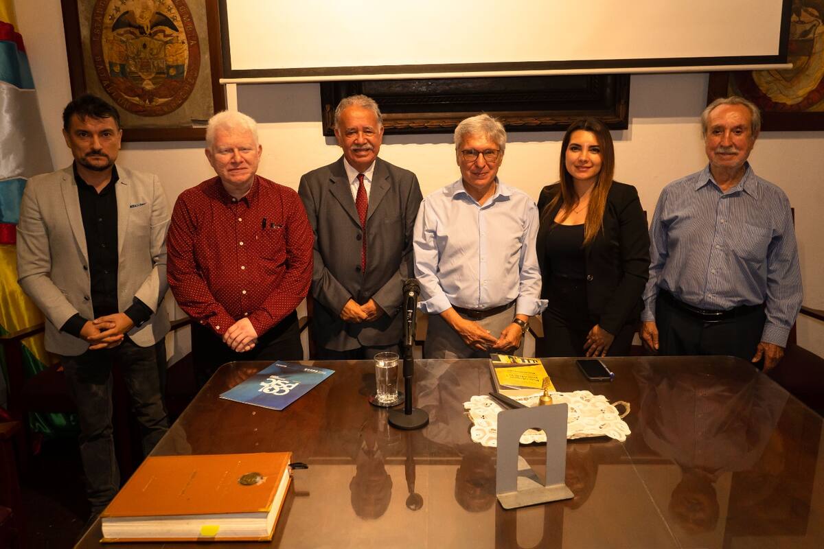 Francisco Ceballos, psicólogo chileno; Mario Andrés Páez, psicólogo; Juan José Cañas, psicólogo; Armando Martínez Garnica, historiador y presidente de la Academia de Historia de Santander; Lina Marcela Luna, psicóloga y Juvenal Fonseca, ingeniero. Marco Valencia / VANGUARDIA