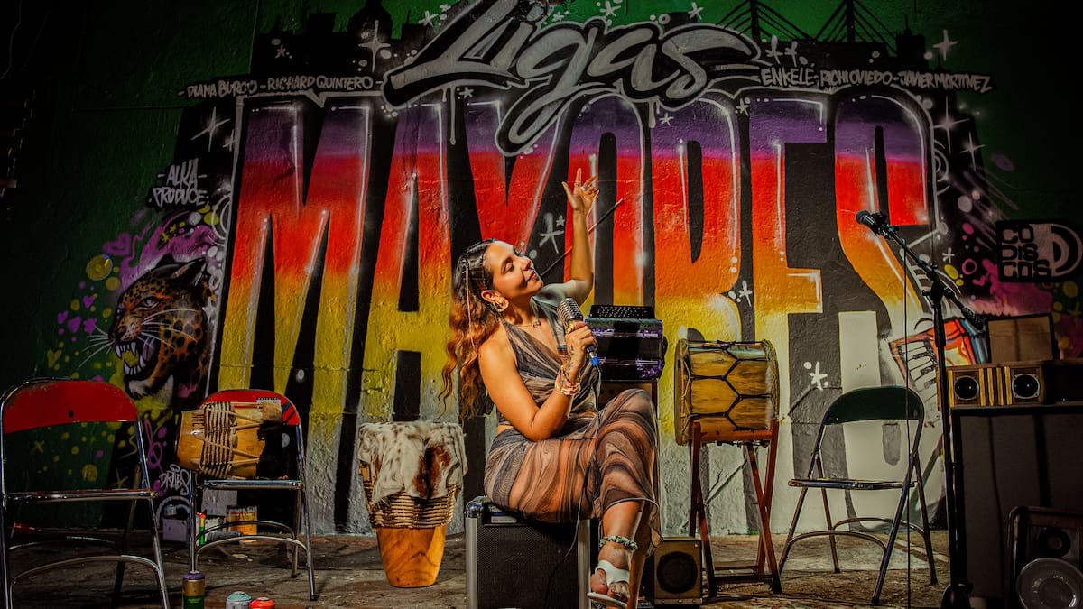 Diana Burco posa frente al mural de la 33 con 35, una pieza creada por el artista gráfico Pepiyo que acompaña el lanzamiento de “Ligas Mayores”. / Fotografías por