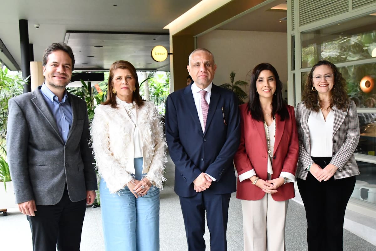 Andrés Casas, Trayectoria Educativa; Maritza Rondón Rangel, rectora de Universidad Cooperativa de Colombia; César Augusto Pérez González, presidente del Consejo Superior de UCC; María Victoria Angulo, exministra de Educación y Trayectoria Educativa; Martha Sofía Serrano, Trayectoria Educativa. Suministrada / VANGUARDIA