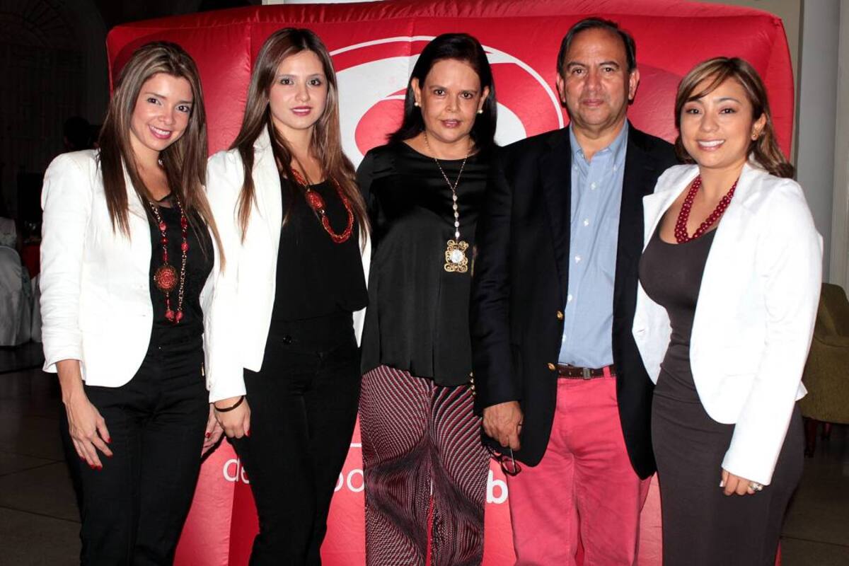 Silvia Pinillos, Diana Hernández, Olga Leonor Porras, Santiago Perdomo, presidente del Banco Colpatria, y Lina Marcela Gómez. (Foto: Javier Gutiérrez / VANGUARDIA LIBERAL )