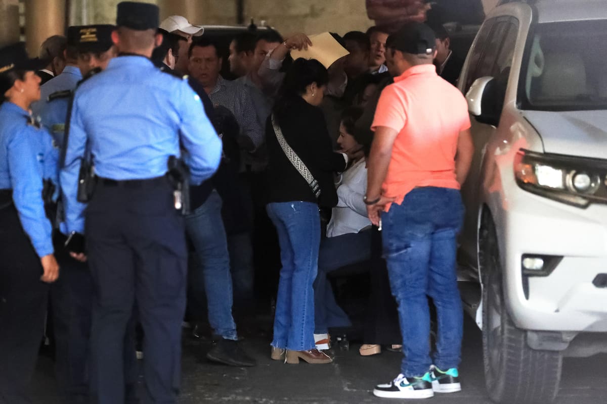 AME3422. TEGUCIGALPA (HONDURAS), 08/01/2026.- Captura de video del momento en que fue lanzado un artefacto explosivo contra una diputada del opositor Partido Nacional de Honduras este jueves, en Tegucigalpa (Honduras). El explosivo le causó lesiones en la espalda y la cabeza a la diputada Gladys Aurora López, quien cayó al piso y luego fue llevada en un vehículo a un hospital de la capital hondureña. EFE/ Edwin Nuñes y Daniel Espinoza / MEJOR CALIDAD DISPONIBLE