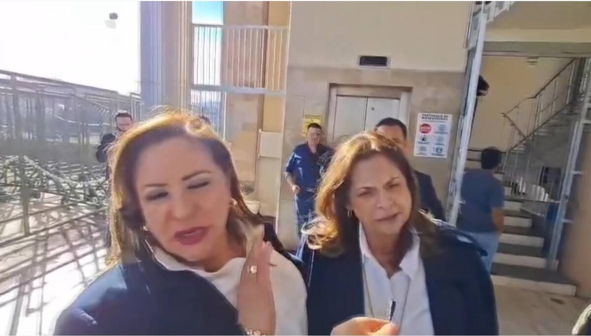AME3422. TEGUCIGALPA (HONDURAS), 08/01/2026.- Captura de video del momento en que fue lanzado un artefacto explosivo contra una diputada del opositor Partido Nacional de Honduras este jueves, en Tegucigalpa (Honduras). El explosivo le causó lesiones en la espalda y la cabeza a la diputada Gladys Aurora López, quien cayó al piso y luego fue llevada en un vehículo a un hospital de la capital hondureña. EFE/ Edwin Nuñes y Daniel Espinoza / MEJOR CALIDAD DISPONIBLE