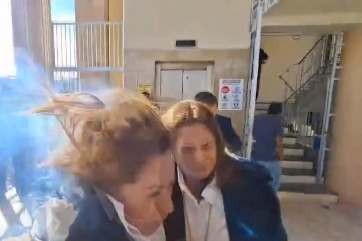 AME3422. TEGUCIGALPA (HONDURAS), 08/01/2026.- Captura de video del momento en que fue lanzado un artefacto explosivo contra una diputada del opositor Partido Nacional de Honduras este jueves, en Tegucigalpa (Honduras). El explosivo le causó lesiones en la espalda y la cabeza a la diputada Gladys Aurora López, quien cayó al piso y luego fue llevada en un vehículo a un hospital de la capital hondureña. EFE/ Edwin Nuñes y Daniel Espinoza / MEJOR CALIDAD DISPONIBLE