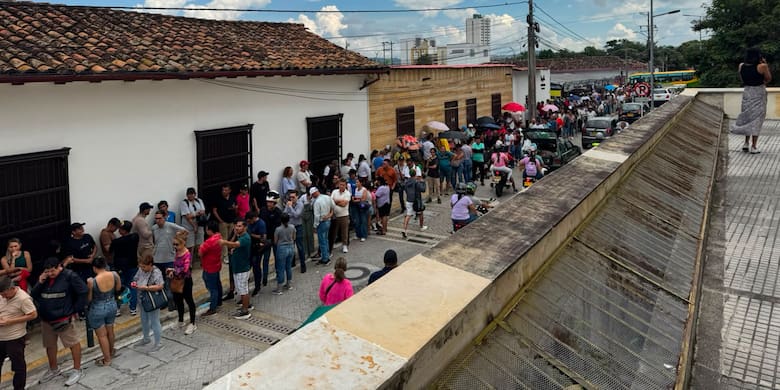 Largas filas en Bucaramanga en el último día para pagar el impuesto vehicular sin intereses